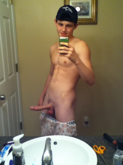 18 yo old boy takes a self pic of himself and shows his long teen-dick 18 yo old boy takes a self pic of himself and shows his long teen-dick